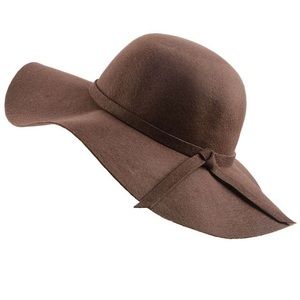 Wide brim floppy hat